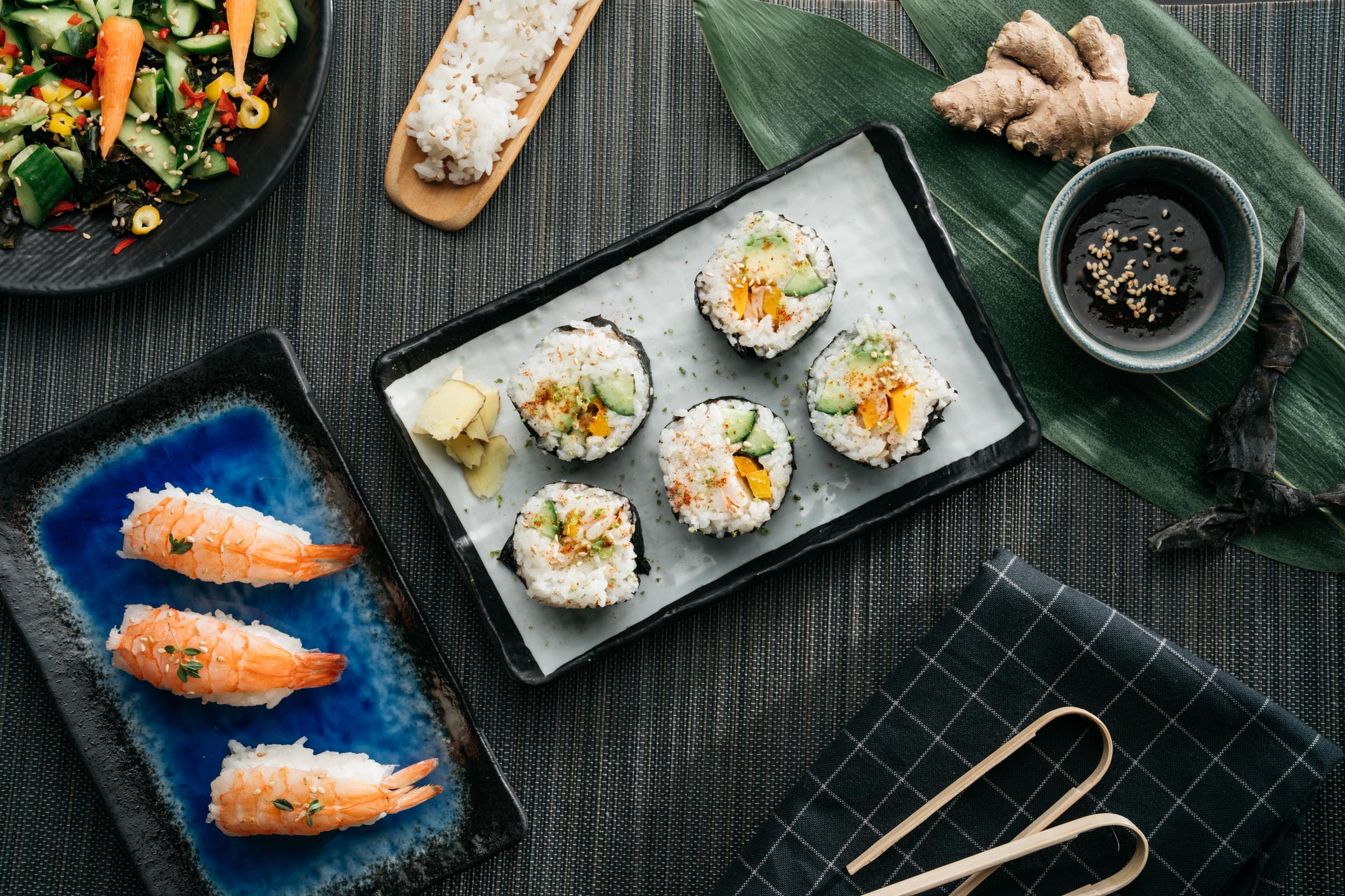 Sushi de langostinos y sushi roll de vegetales